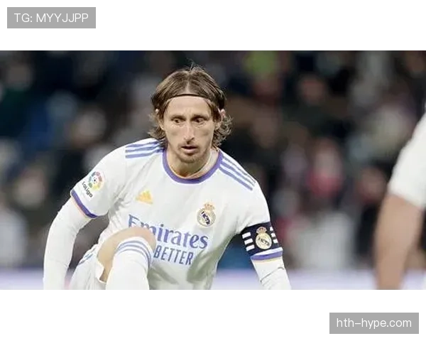 莫德里奇精妙传球彰显大师风范,引领球队掌控中场节奏 莫德里奇精妙传球彰显大师风范,引领球队掌控中场节奏