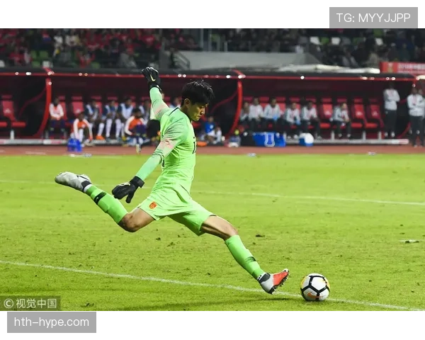 颜骏凌赛场像怪兽，菜市场推菜篮子那一刻差点认不出来